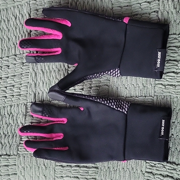 Child size NIKE athletic gloves - Picture 6 of 7